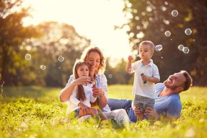 familia en el campo haciendo pompas 420x281 1