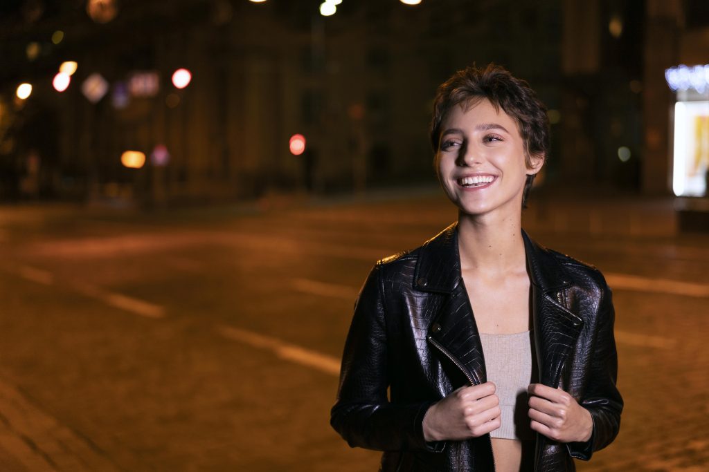 mujer sonriente tiro medio al aire libre